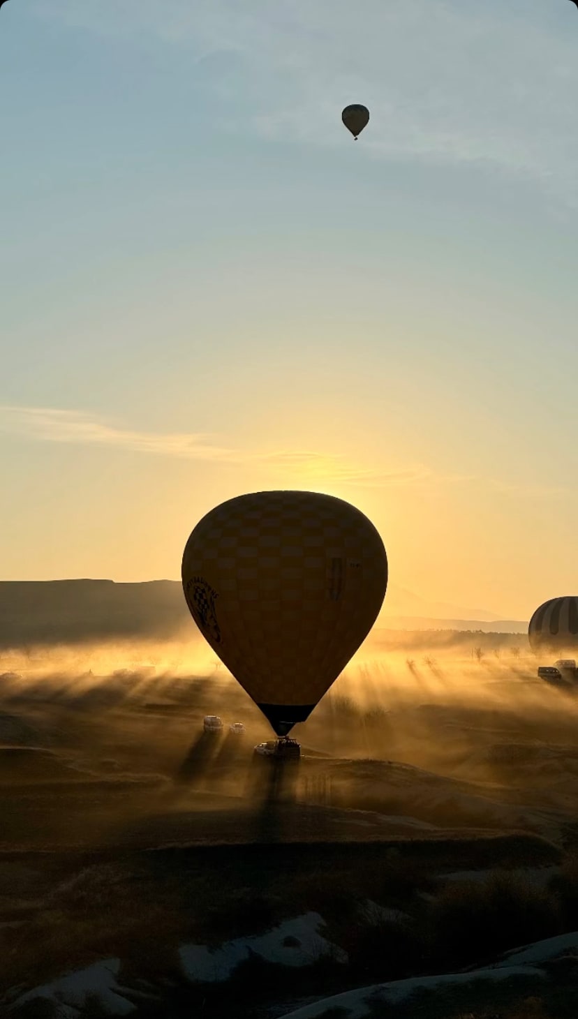 Kapadokya'da gün doğumunda sıcak hava balonları