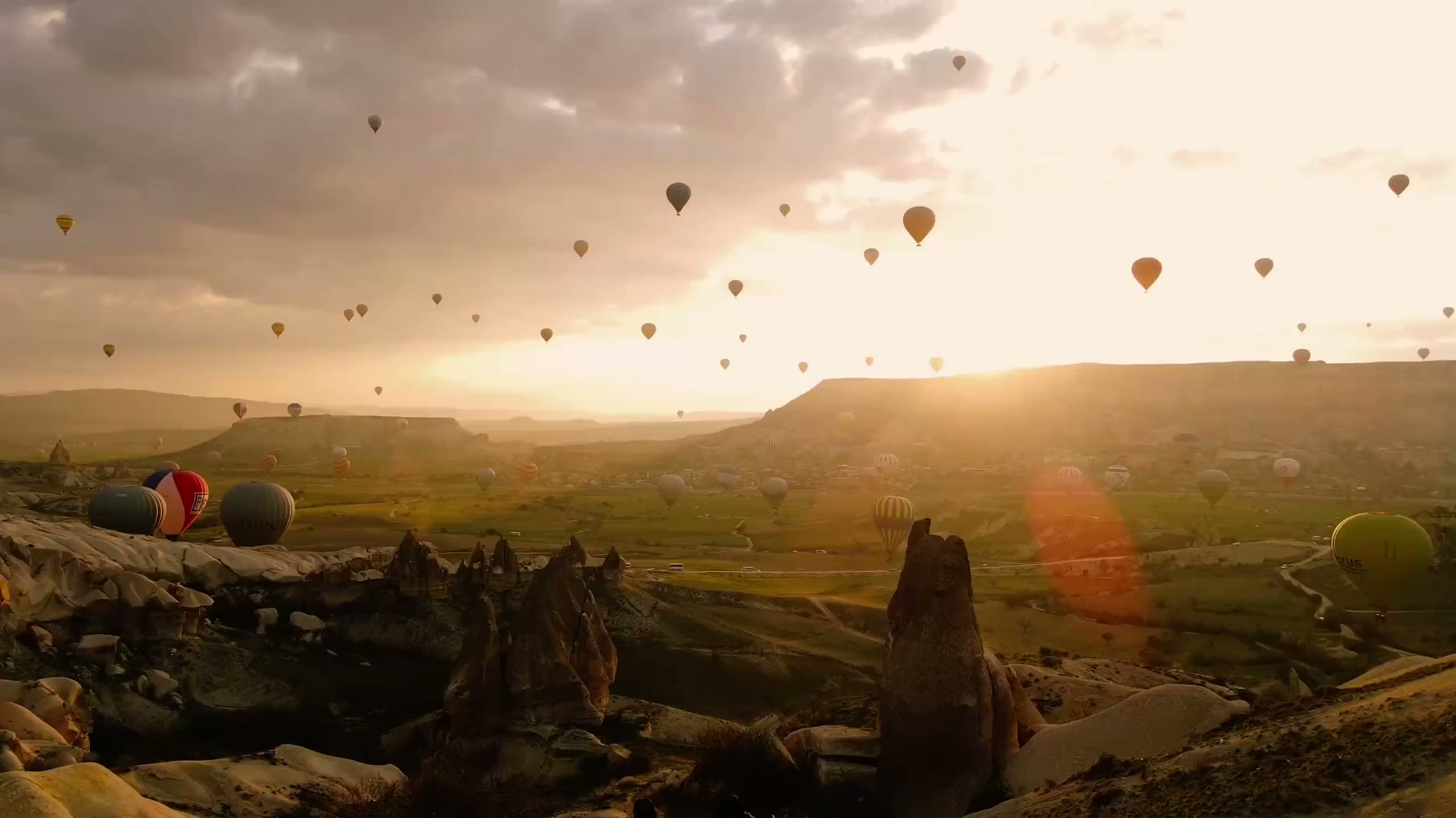 Kapadokya'da gün doğumunda sıcak hava balonları